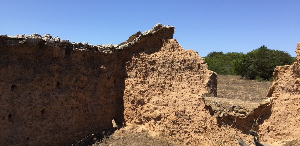 Local limestone building stone — Vila do Bispo geological heritage